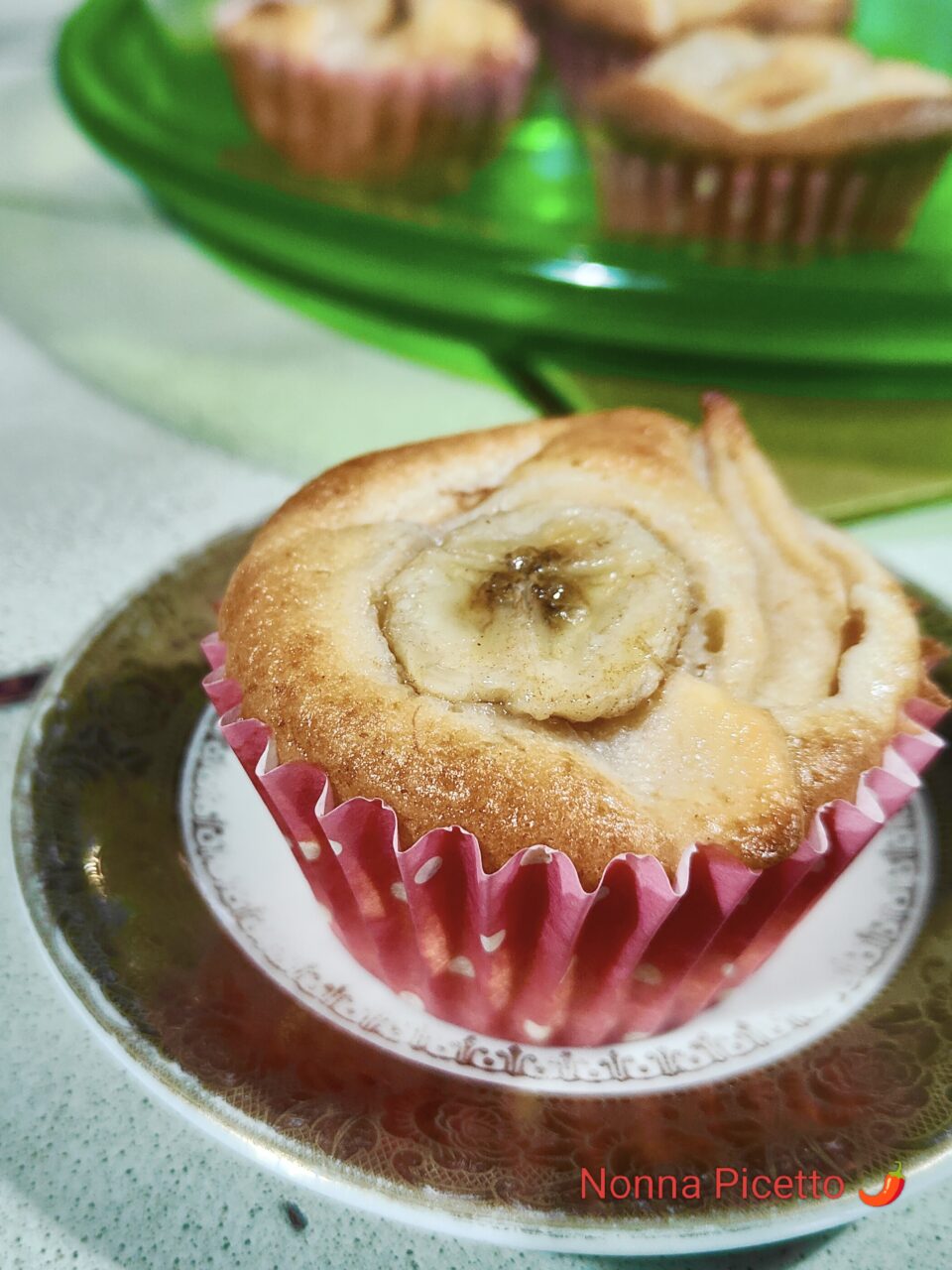 La ricetta di Nonna Picetto dei muffin alle mele e banane è facile, veloce, senza grassi, infatti non c'è ne burro ne olio e con poco zucchero.