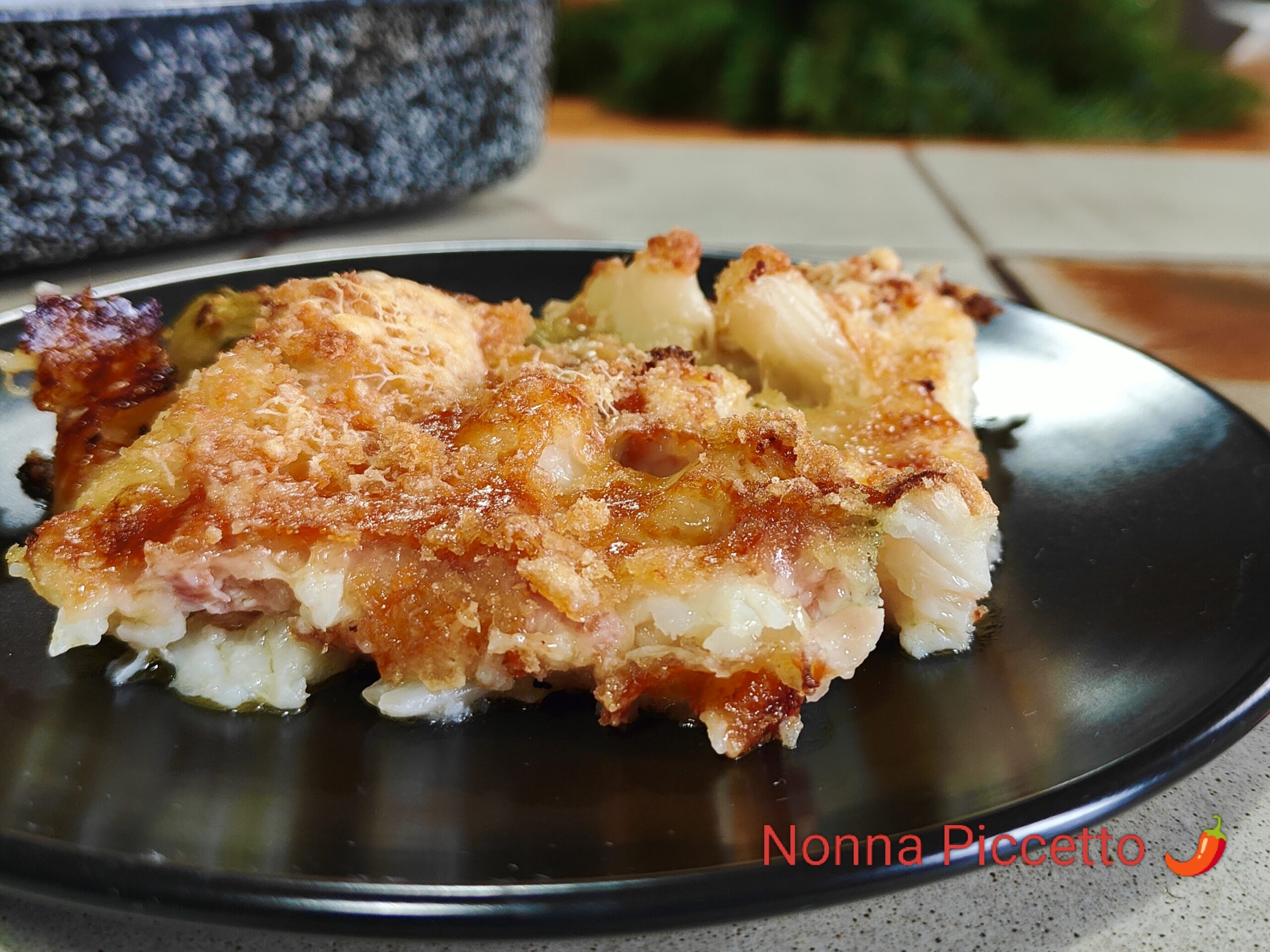 Cavolfiore gratinato al forno con mollica, prosciutto cotto e provola: sfizioso, facile e veloce ricetta di Nonna Picetto
