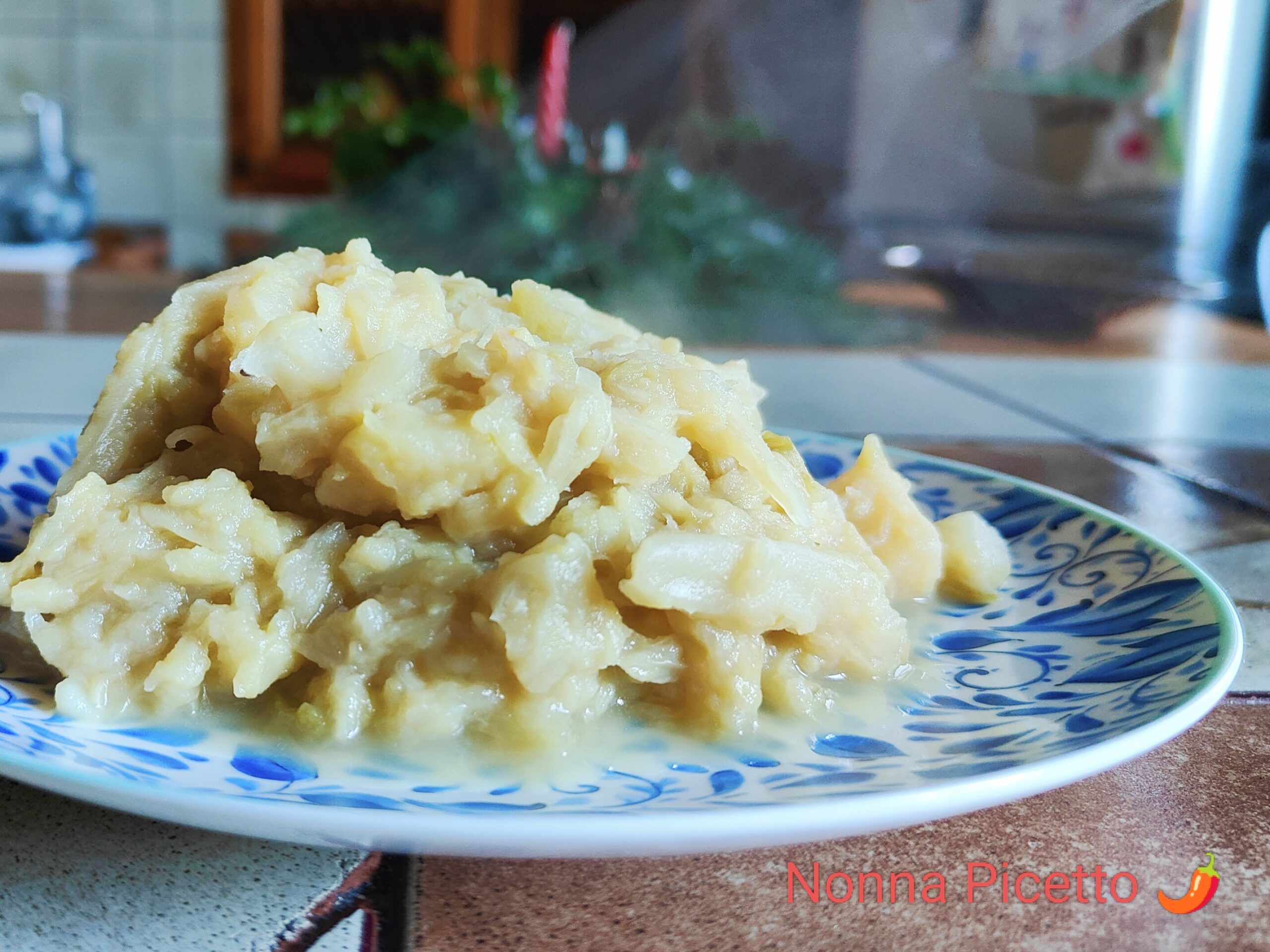 Verza e patate con cipolle stufate in padella: la Minestra calabrese