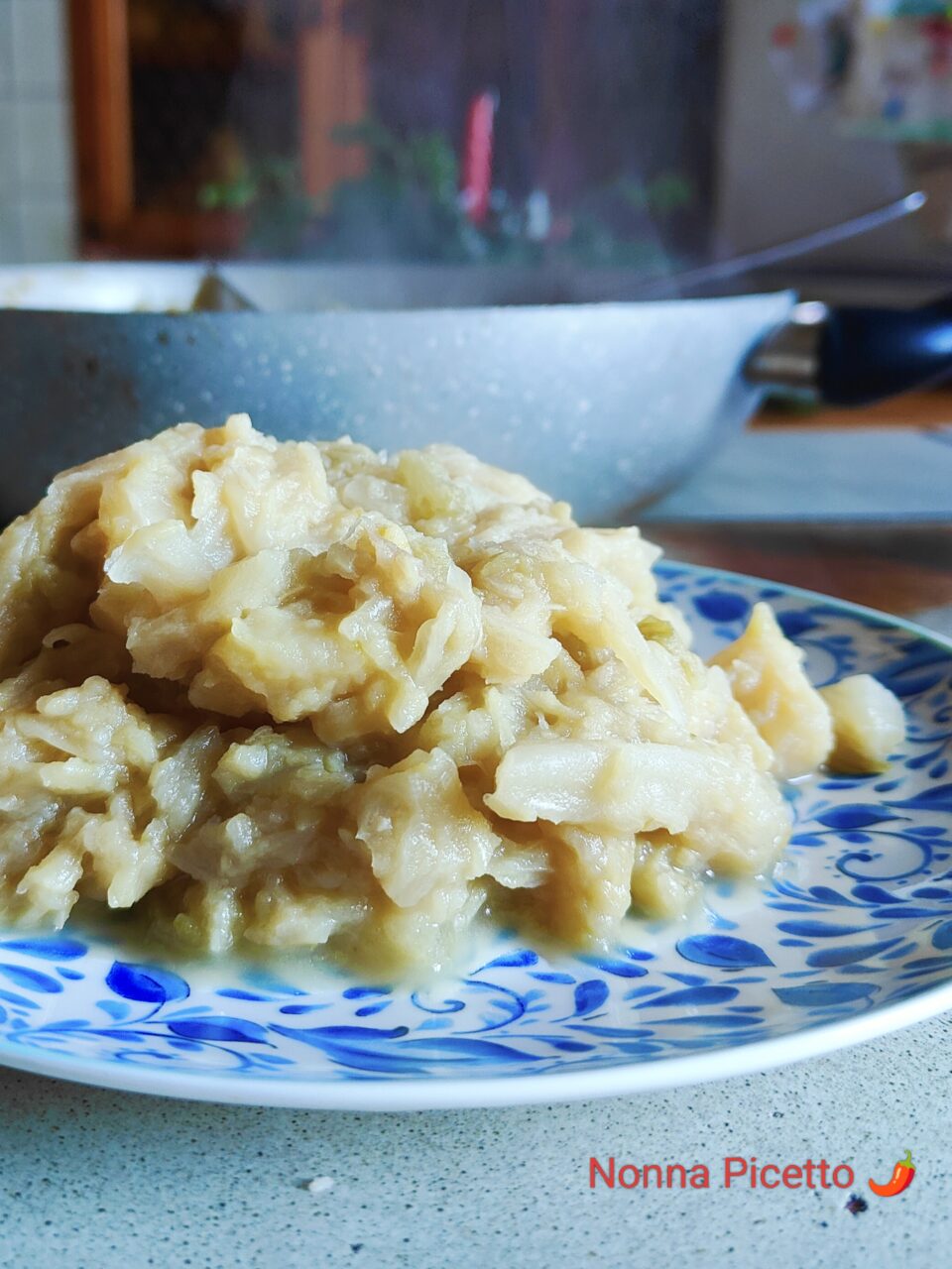 Verza e patate con cipolle stufate in padella: la Minestra calabrese