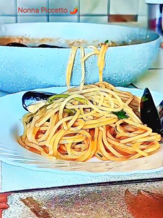 Spaghetti con le cozze e pomodorini o salsa o pelati risottati facili e veloci: ricetta di Nonna Picetto