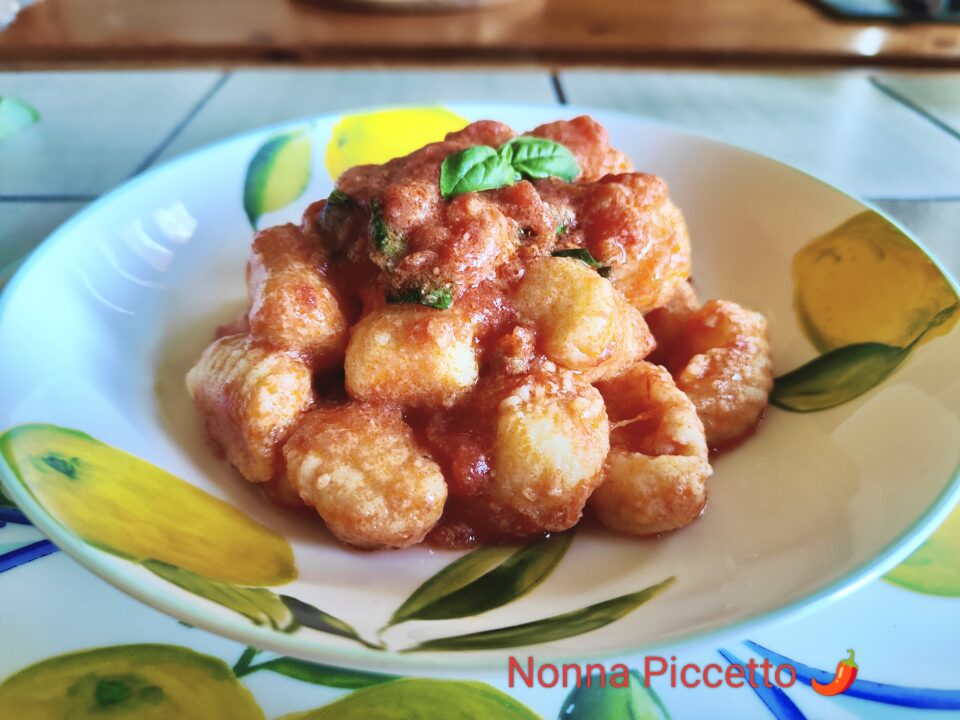 Gnocchi di patate fatti in casa: ricetta originale di Nonna Picetto. Condimento e consigli