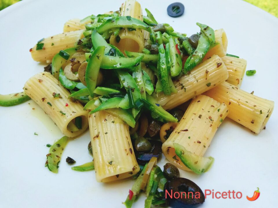 Pasta fredda con zucchine crude marinate, olive, capperi e erbe aromatiche