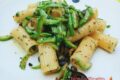 Pasta fredda con zucchine crude marinate, olive, capperi e aromatiche