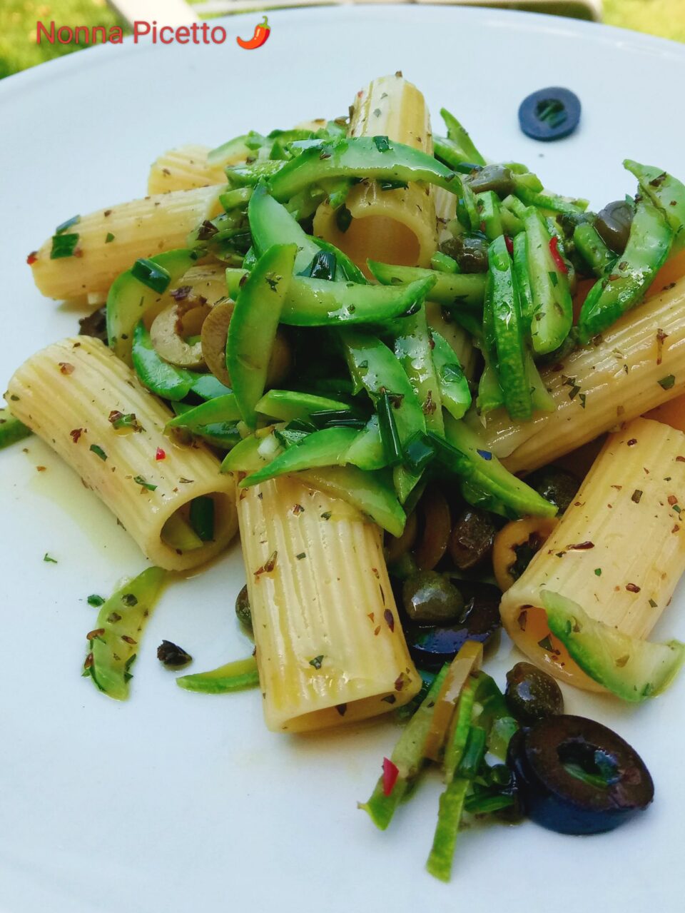 Pasta fredda con zucchine crude marinate, olive, capperi e erbe aromatiche