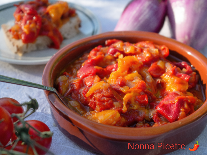Con la ricetta di Nonna Picetto 🌶️, la peperonata calabrese è più digeribile e cremosa perché preparata con i peperoni arrostiti, i pomodorini e le cipolle di Tropea.