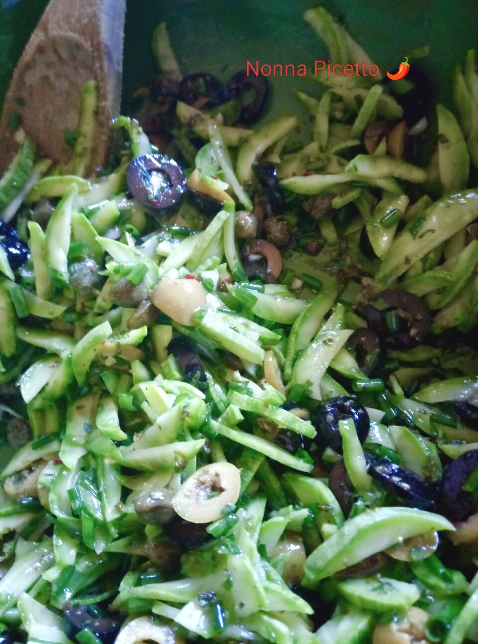 zucchine crude marinate con olive, capperi e erbe aromatiche per insalata di pasta