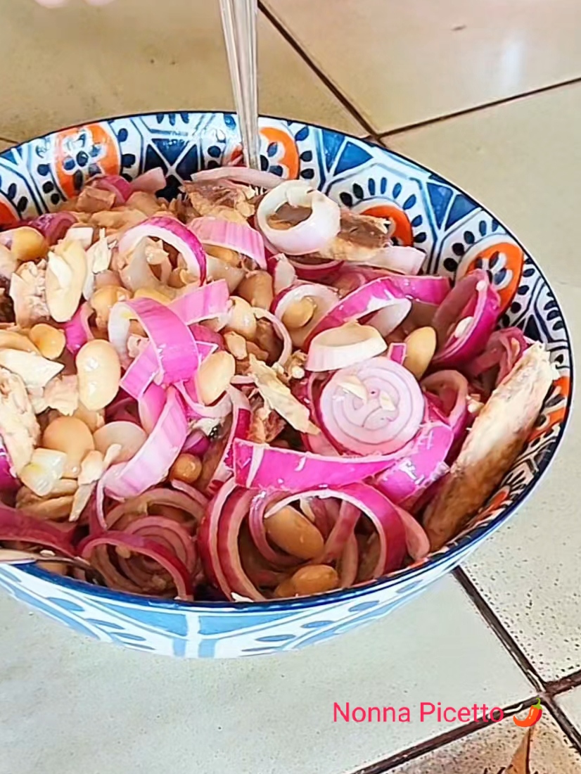 Insalata di cipolle di Tropea, fagioli e tonno: ricetta calabrese di Nonna Picetto